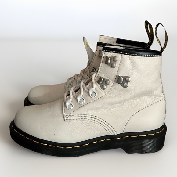 DR. MARTENS 101 Hardware Virginia Leather Lace Up Boot Ivory Size 7- Worn Once - Picture 1 of 8